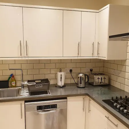 London Luxury: Spacious 3-Bed Apartment Near Tube with Parking Ilford Exterior photo