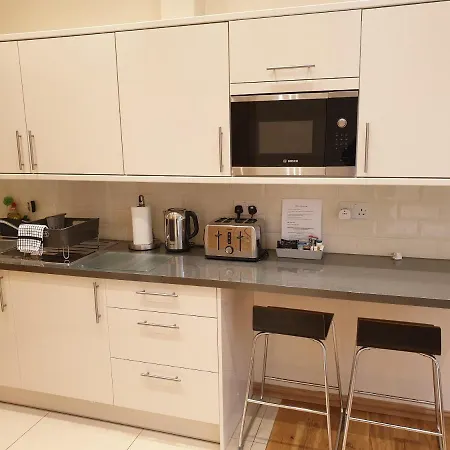 London Luxury: Spacious 3-Bed Apartment Near Tube with Parking Ilford Exterior photo