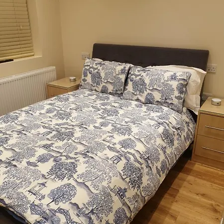 London Luxury: Spacious 3-Bed Apartment Near Tube with Parking Ilford Exterior photo