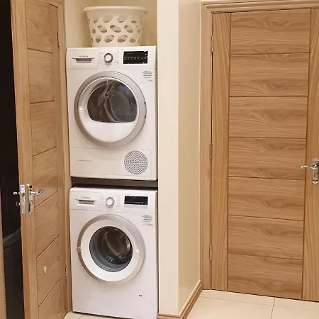 London Luxury: Spacious 3-Bed Apartment Near Tube with Parking Ilford Exterior photo