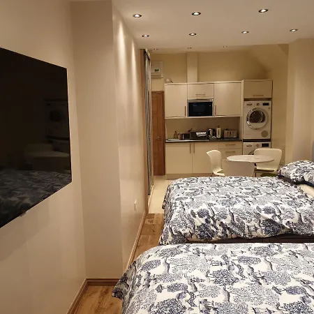 London Luxury: Spacious 3-Bed Apartment Near Tube with Parking Ilford Exterior photo