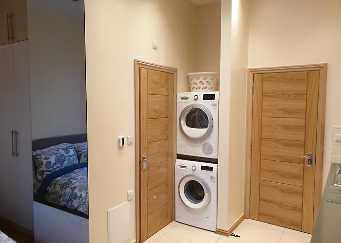 London Luxury Apartments 3 Bedroom Sleeps 8 With 3 Bathrooms 5 Mins Walk To Tube Station Free Parking