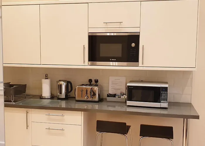 London Luxury Apartments 3 Bedroom Sleeps 8 With 3 Bathrooms 5 Mins Walk To Tube Station Free Parking