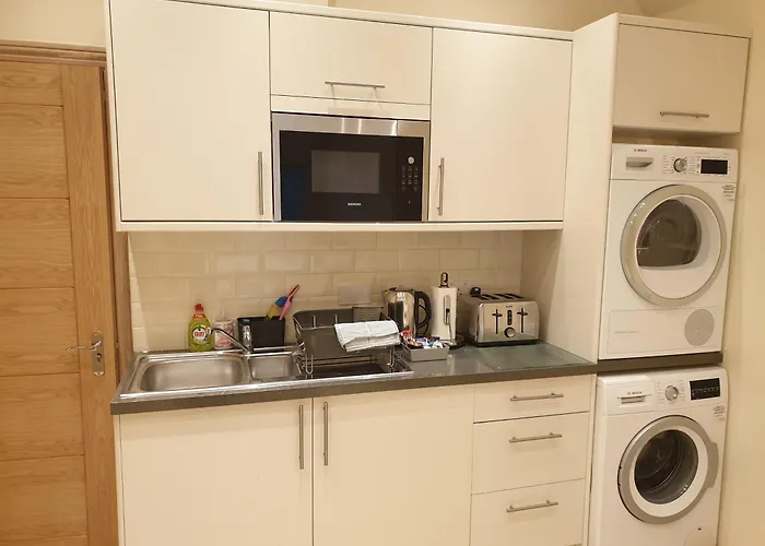 London Luxury Apartments 3 Bedroom Sleeps 8 With 3 Bathrooms 5 Mins Walk To Tube Station Free Parking