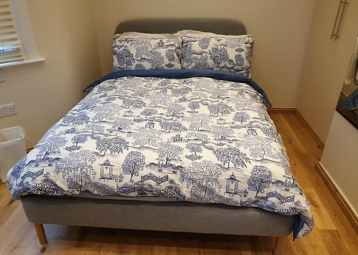 London Luxury Apartments 3 Bedroom Sleeps 8 With 3 Bathrooms 5 Mins Walk To Tube Station Free Parking
