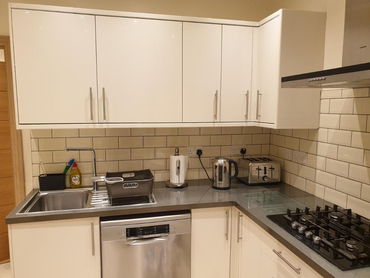 Apartment London Luxury: Spacious 3-bed Near Tube With Parking *