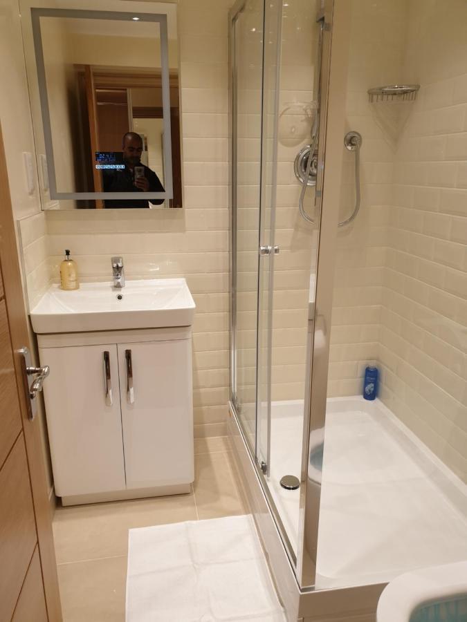 London Luxury: Spacious 3-bed Near Tube With Parking Apartment