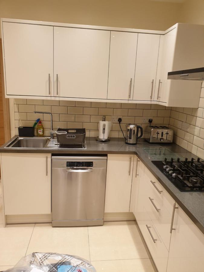 London Luxury: Spacious 3-bed Near Tube With Parking Ilford