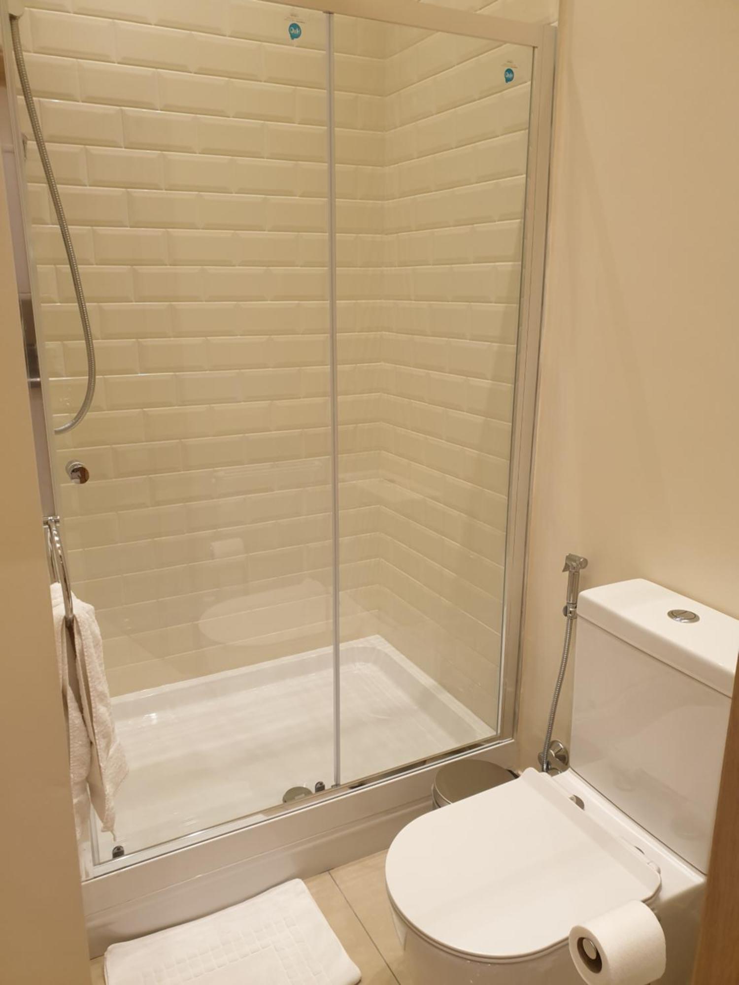 Appartamento London Luxury 3 Bedroom Sleeps 8 With 3 Bathrooms 5 Mins Walk To Tube Station Free Parking Ilford