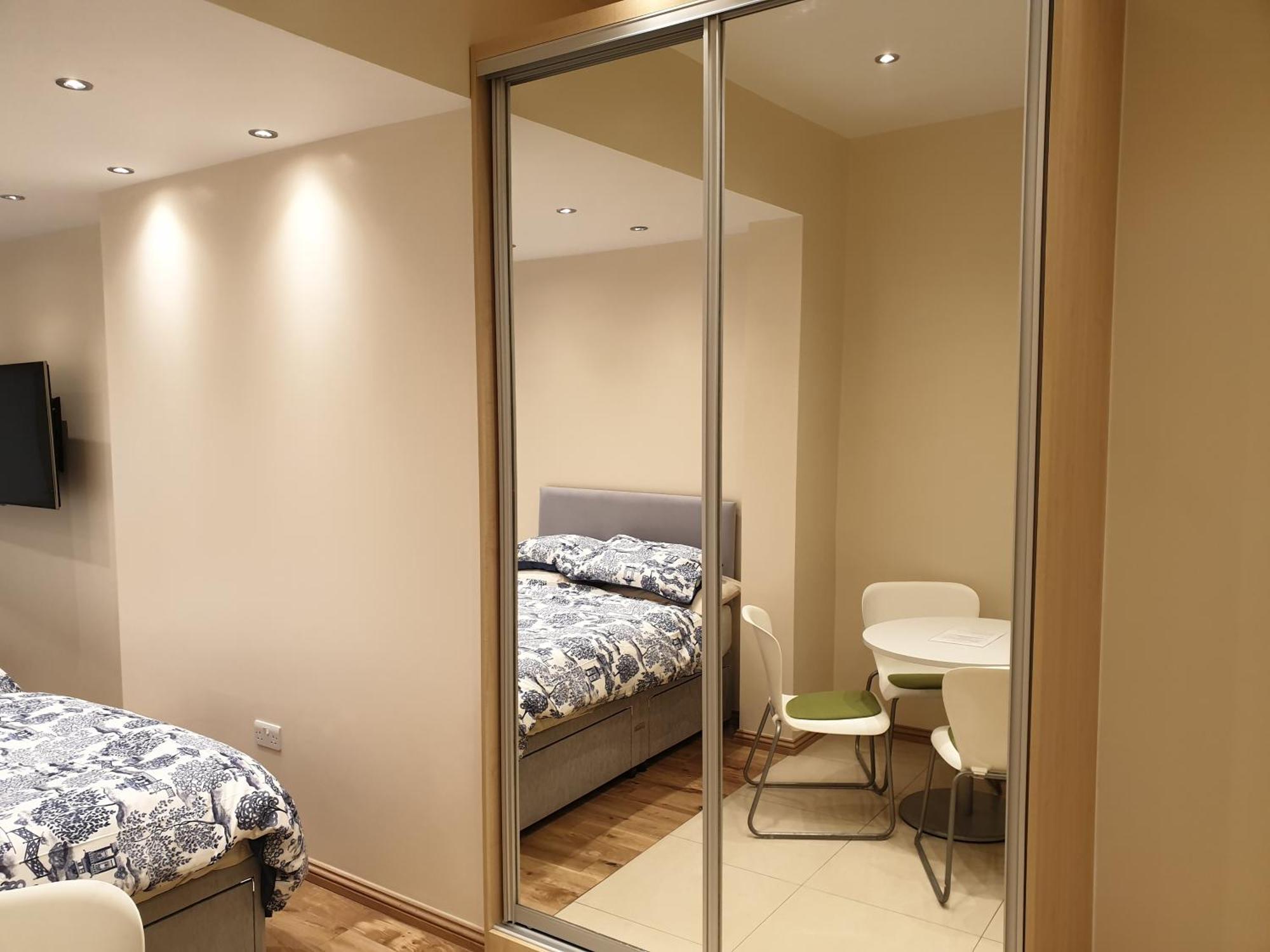 London Luxury 3 Bedroom Sleeps 8 With 3 Bathrooms 5 Mins Walk To Tube Station Free Parking Ilford