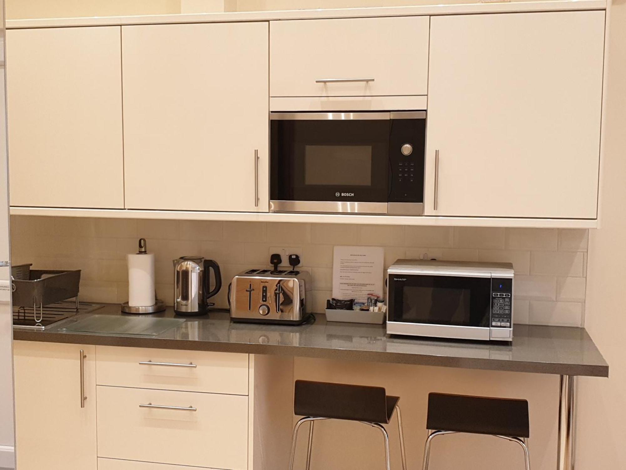 London Luxury: Spacious 3-bed Near Tube With Parking Apartment Ilford