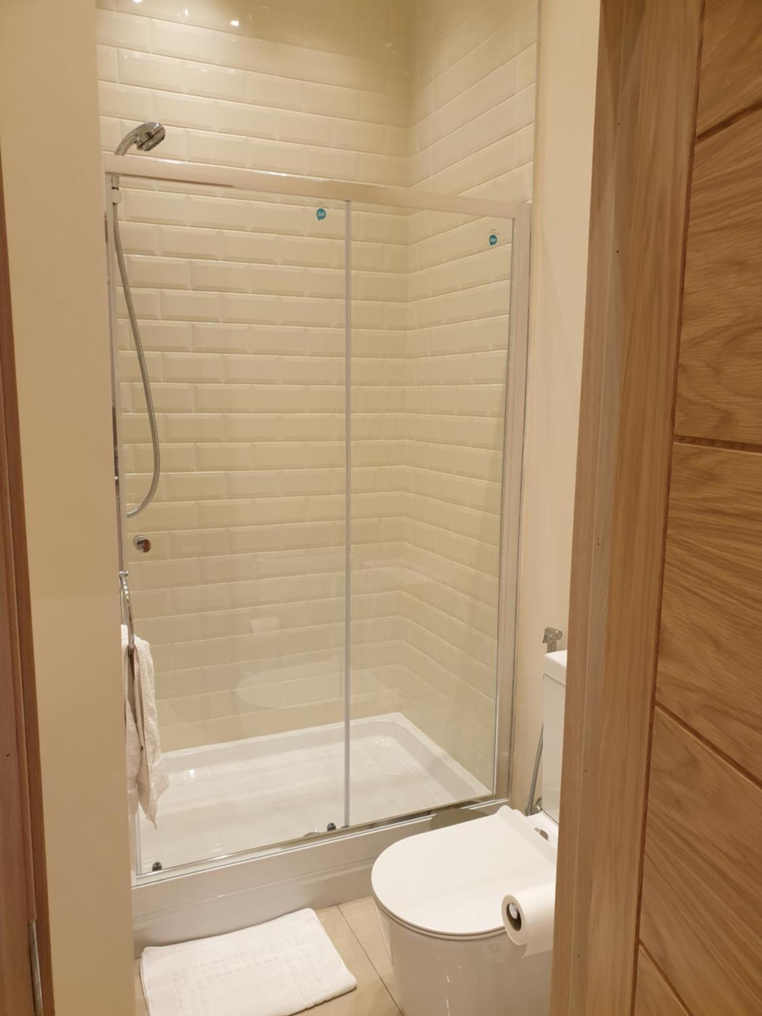 London Luxury 3 Bedroom Sleeps 8 With 3 Bathrooms 5 Mins Walk To Tube Station Free Parking