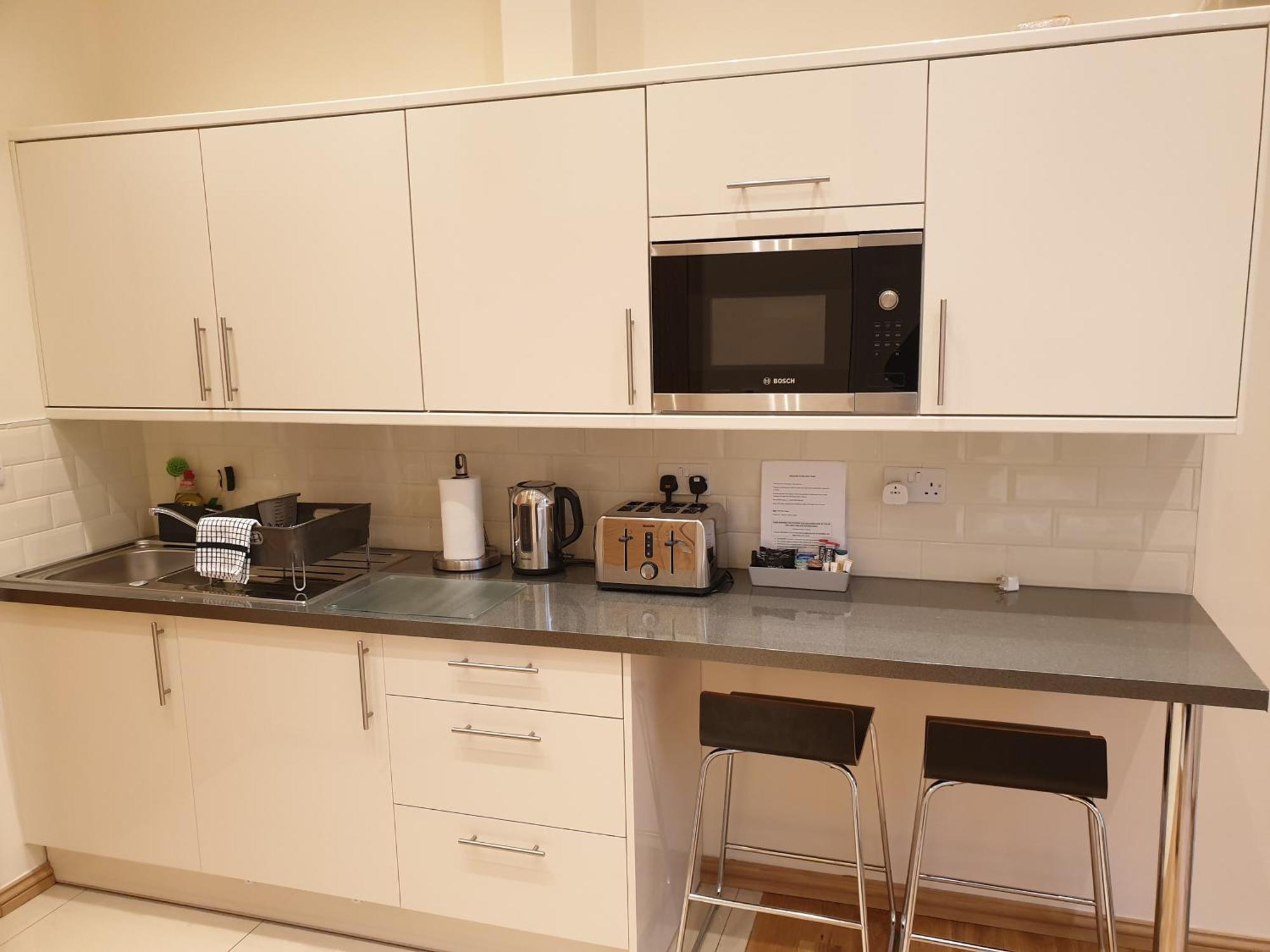 London Luxury 3 Bedroom Sleeps 8 With 3 Bathrooms 5 Mins Walk To Tube Station Free Parking * Ilford
