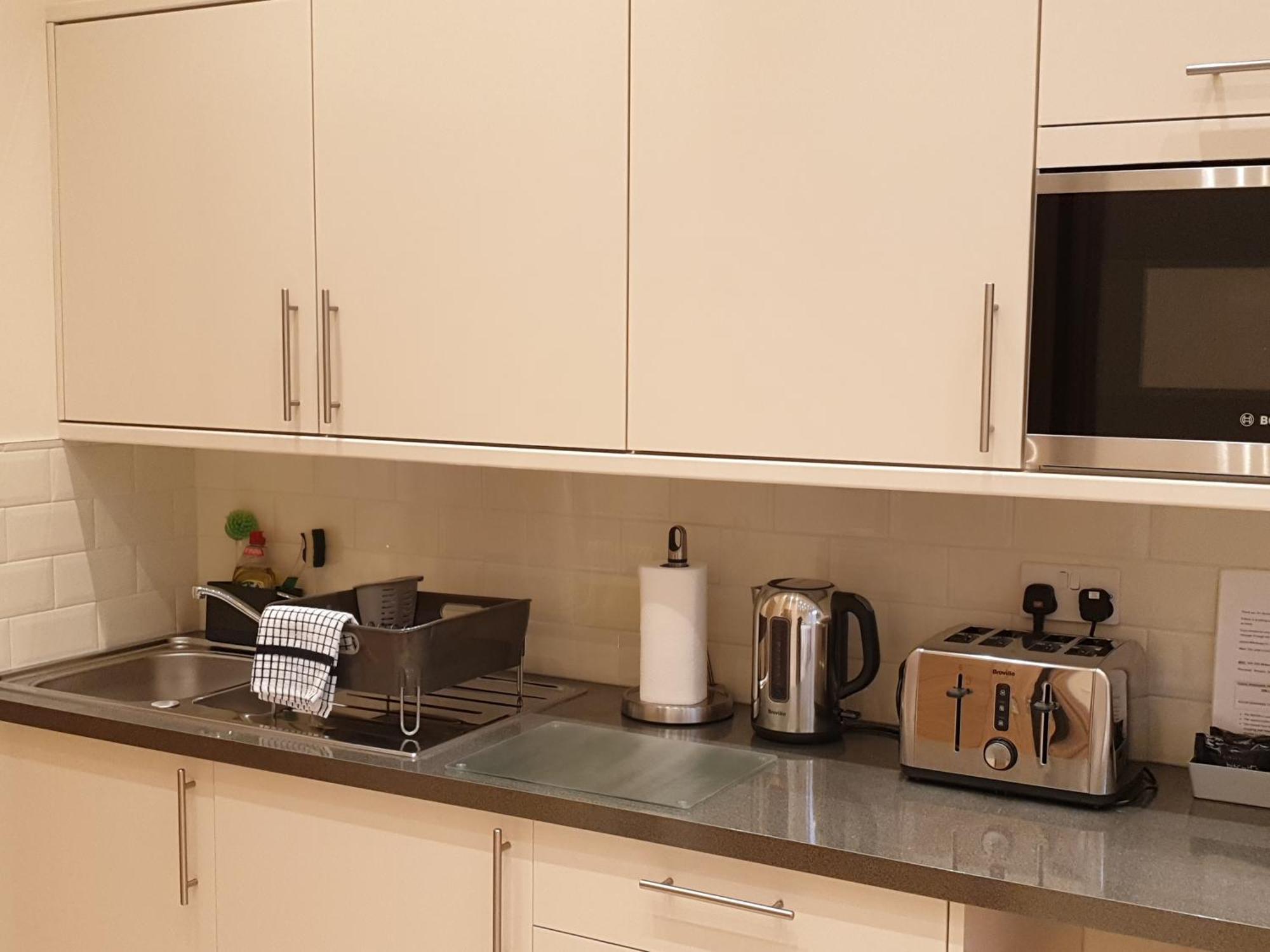 London Luxury: Spacious 3-bed Near Tube With Parking