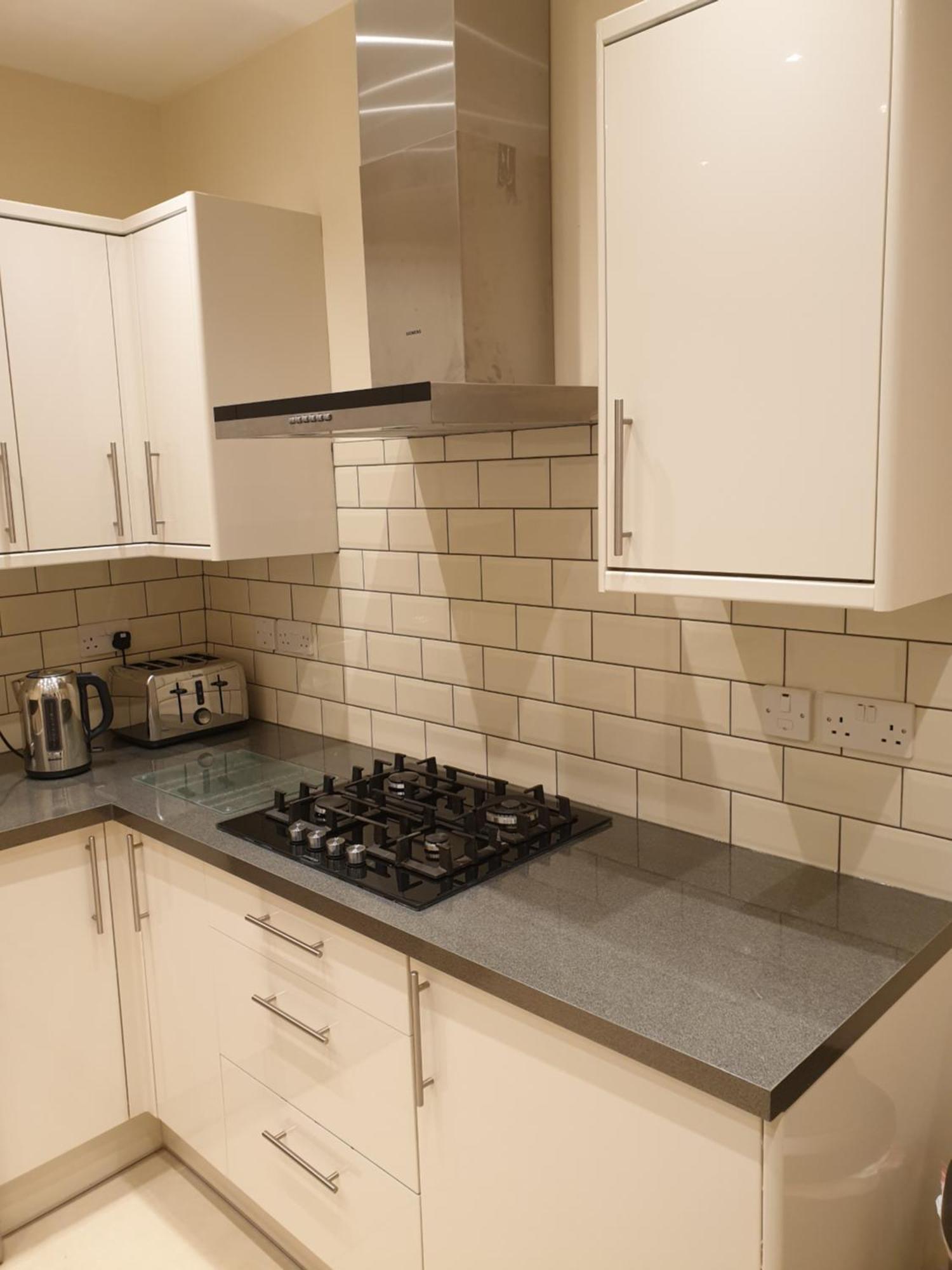 London Luxury: Spacious 3-bed Near Tube With Parking Apartment Ilford