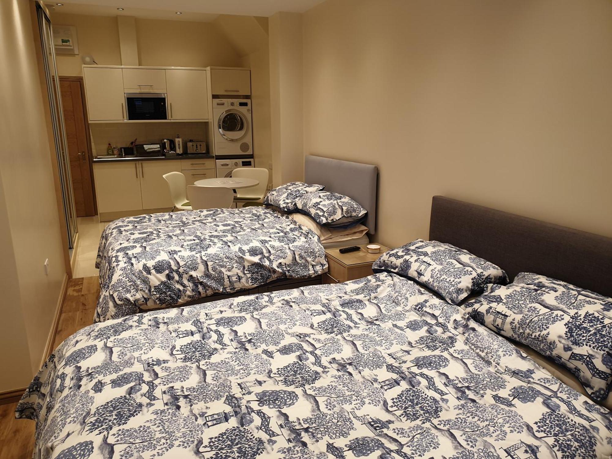 London Luxury 3 Bedroom Sleeps 8 With 3 Bathrooms 5 Mins Walk To Tube Station Free Parking Appartamento
